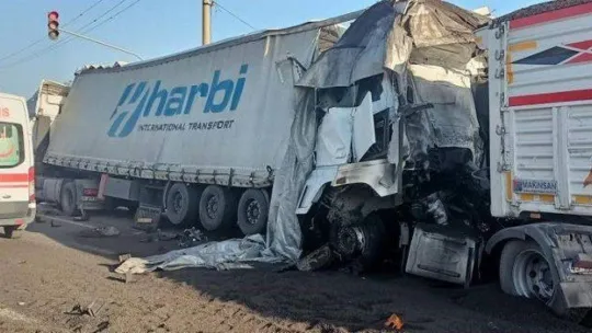 Zincirleme kazada tonlarca ağırlıktaki kağıt rulolarının üzerine düştüğü otomobil, kağıt gibi ezildi