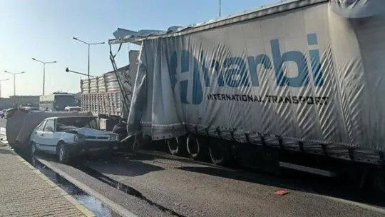 Zincirleme kazada tonlarca ağırlıktaki kağıt rulolarının üzerine düştüğü otomobil, kağıt gibi ezildi