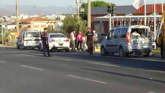Zincirleme kazada tonlarca ağırlıktaki kağıt rulolarının üzerine düştüğü otomobil, kağıt gibi ezildi