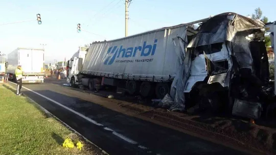 Zincirleme kazada tonlarca ağırlıktaki kağıt rulolarının üzerine düştüğü otomobil, kağıt gibi ezildi