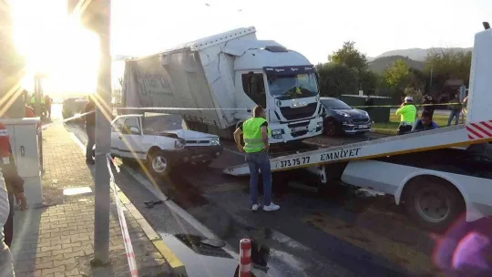 Zincirleme kazada tonlarca ağırlıktaki kağıt rulolarının üzerine düştüğü otomobil, kağıt gibi ezildi