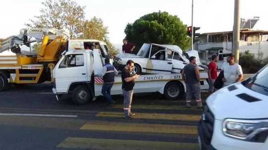 Zincirleme kazada tonlarca ağırlıktaki kağıt rulolarının üzerine düştüğü otomobil, kağıt gibi ezildi