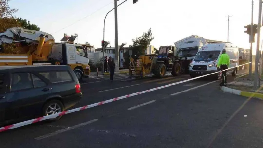 Zincirleme kazada tonlarca ağırlıktaki kağıt rulolarının üzerine düştüğü otomobil, kağıt gibi ezildi