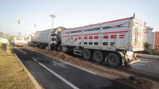 Zincirleme kazada tonlarca ağırlıktaki kağıt rulolarının üzerine düştüğü otomobil, kağıt gibi ezildi