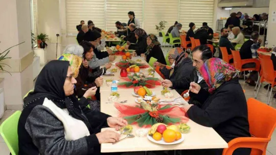 Zübeyde Hanım Konukevi'nde yılbaşı yemeği