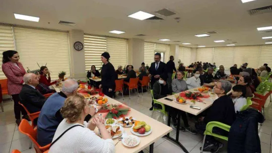 Zübeyde Hanım Konukevi'nde yılbaşı yemeği