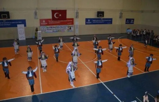 İlkokullar arası Halk Oyunları Şenliği düzenlendi