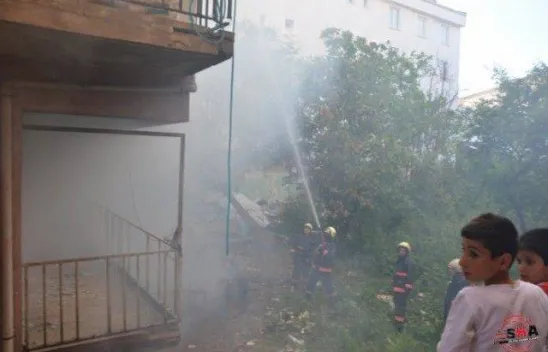 Yanan eski eşyalar sokak sakinlerini korkuttu