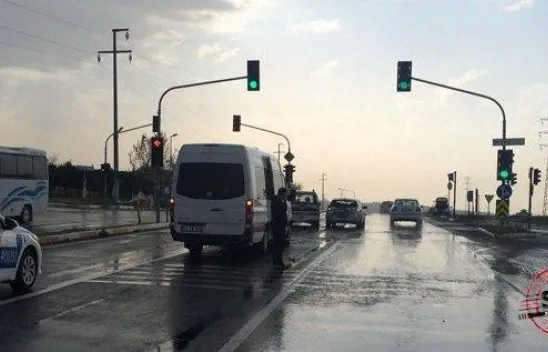 Tabela ayağına ok gibi saplandı