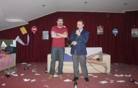 Ev Ev Değil Tımarhane Ayakta Alkışlandı