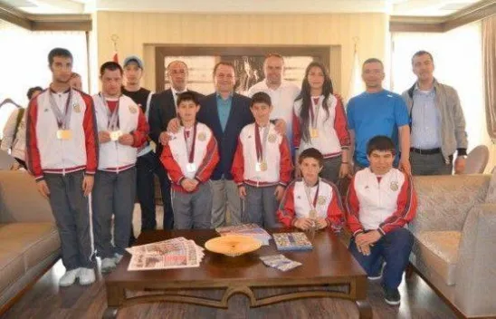 Özel Şampiyonlara Işıklar'dan Şampiyonluk Kutlamas