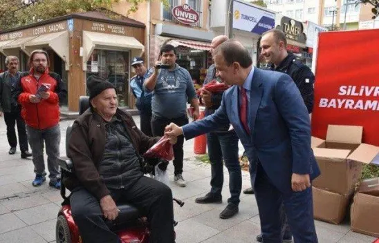 Bayram bayrakları Işıklar'dan