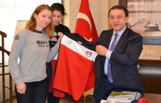 Voleybolculara Işıklar'dan Malzeme Desteği