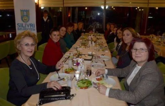 Işıklar Kadınların Seçme ve Seçilme Hakkını Kutlad