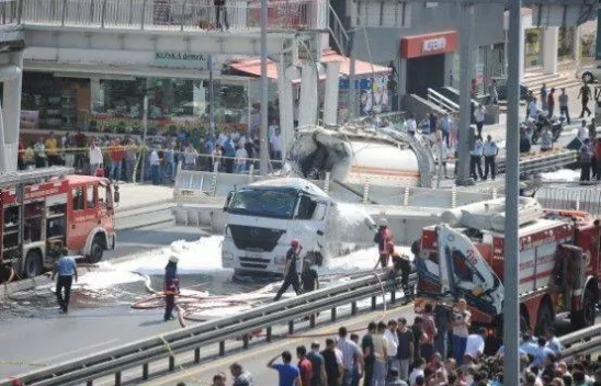 Avcılar'da üstgeçit çöktü