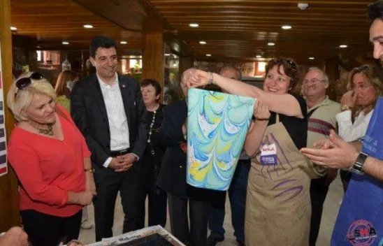 Kadın Eliyle Ebru Sanatseverleri Bekliyor