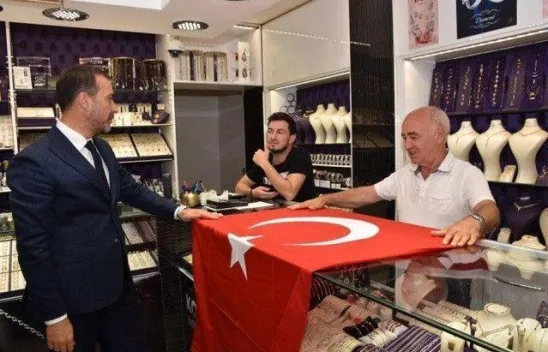 Barış Pınarı Operasyonuna destek için Türk Bayrağı dağıtıldı