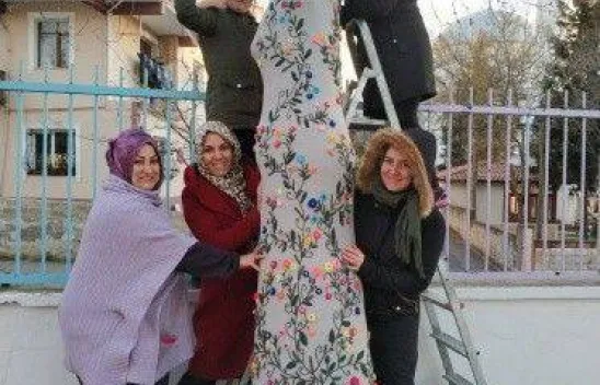 El işleriyle ağaçları giydirdiler