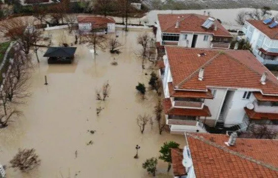 İnanılmaz görüntüler, evler sel sularına gömüldü