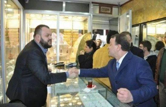 Işıklar hemşerileriyle el ele, kol kola