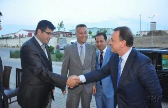 Toplumun Her Kesimiyle Kucaklaşıyor