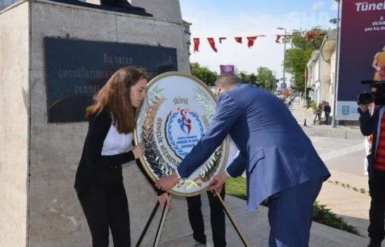 19 Mayıs törenleri çelenk sunumu ile başladı