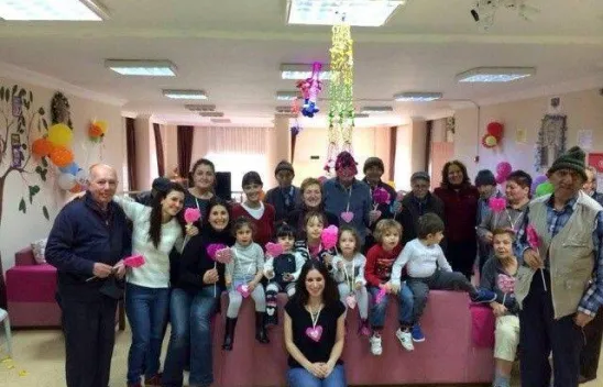 Güli Çocuk Yuvası huzurevini ziyaret etti