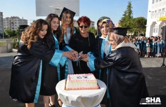 Kız meslekte mezuniyet coşkusu