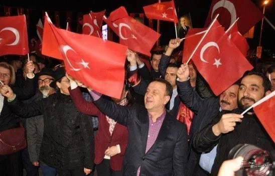 Silivri'de Binler Bayraklarla Meydanlardaydı