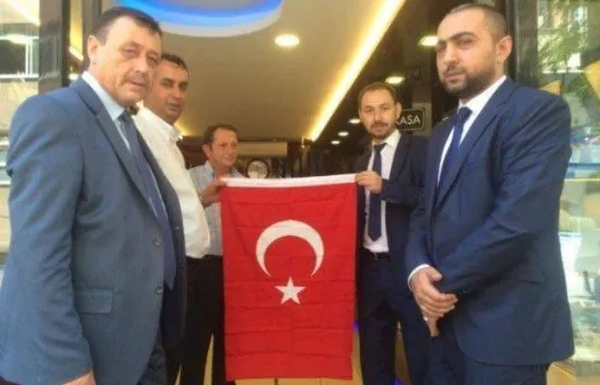 Ülkücüler her esnafa tek tek bayrak dağıttı