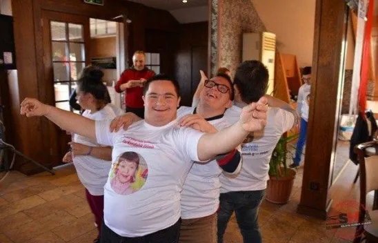 Tıpkı bizim gibiler +1 FARKLA