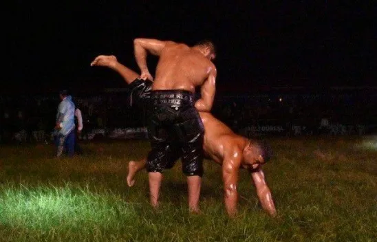 Silivri'de Gece Güreşine Yoğun İlgi