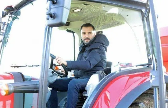 Başkan Yılmaz Sanatçı Alişan ile Gübre Serpme Aracı Kullandı