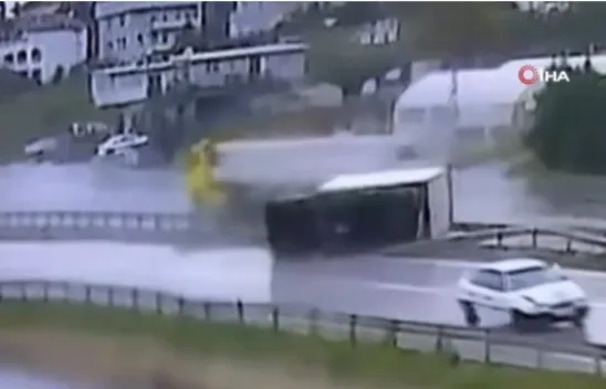 Büyükçekmece E-5 karayolunda kamyon devrildi: 1 yaralı