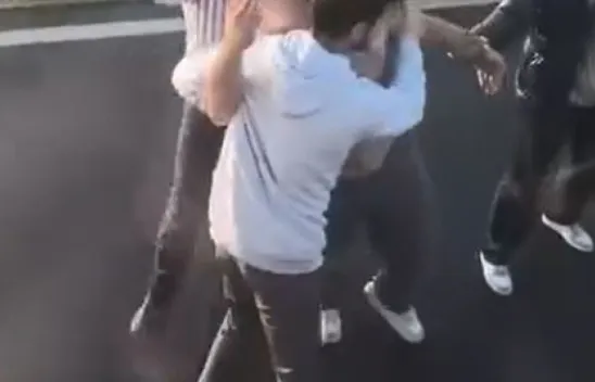 Emniyet şeridini ihlal etmek isteyen sürücü ortalığı bir birine kattı