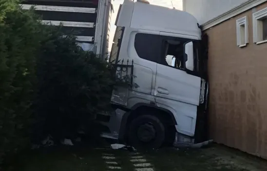 Silivri'de faciadan dönülen kaza kamerada: Park halindeki tır freni boşalınca binaya çarptı