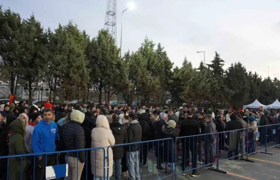 Silivri'de market açılışında verilecek bin TL'lik hediye çeki için vatandaşlar akşamdan çadır kurup bekledi