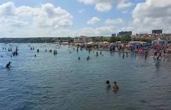 Silivri'de Sıcak Hava Tatilcileri Sahillere Çekti: Kumluk Plajı'nda Yoğunluk