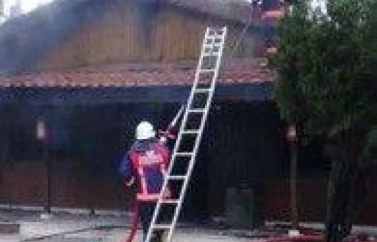 İşçileri çıkarıp işyerini ateşe verdiler