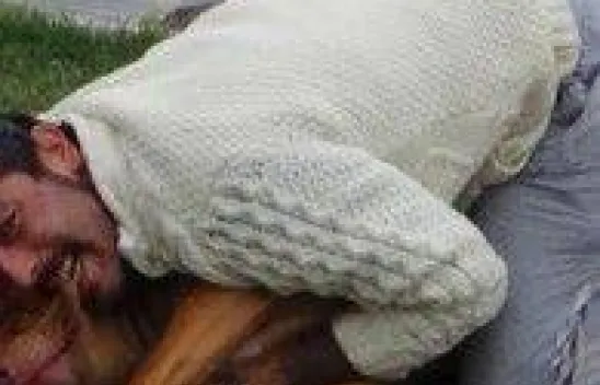 Tehlikeli olmadığını göstermek için köpeğini ısırdı