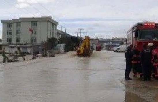 Fabrikaları su bastı işçiler tahliye edildi