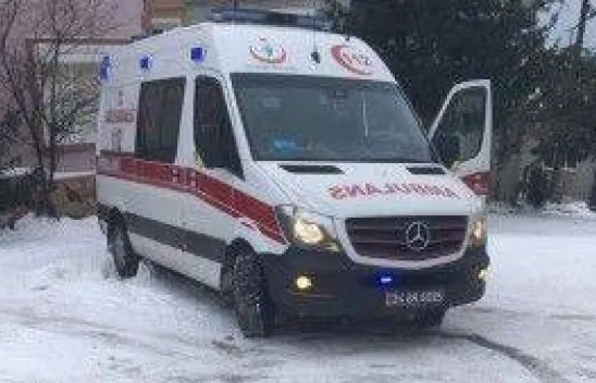 Mahsur kalan ambulansın imdadına belediye ekipleri yetişti