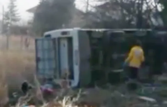 Öğrenci servisi devrildi 13 yaralı