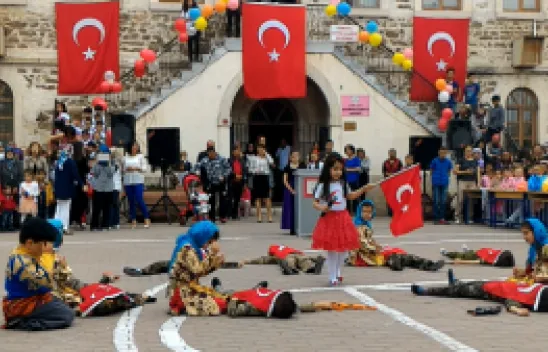 Minik kız İstiklal Marşı'nın on kıtasını ezbere okudu