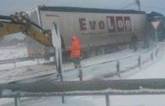 Yolda kalan tır kurtarıldı