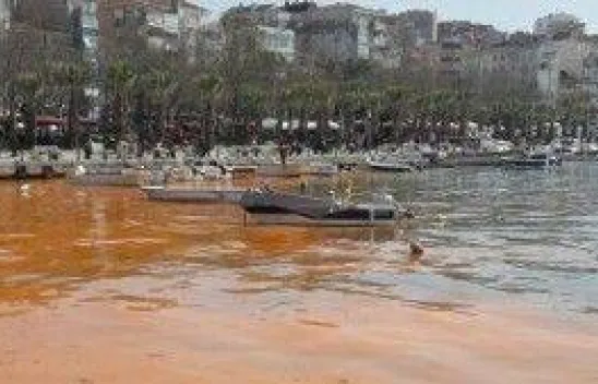 Silivri'de deniz kızıla büründü
