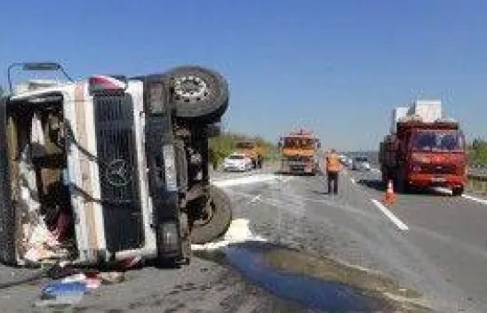 Otobanda Kamyonu Devirdi