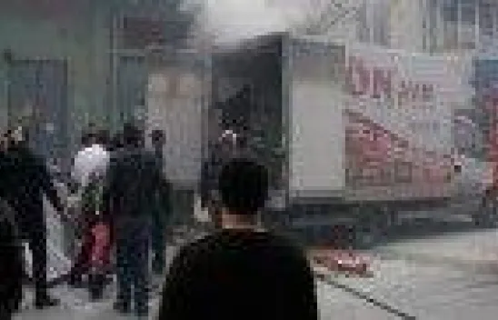 Nakliye kamyonundaki yangın panik yarattı