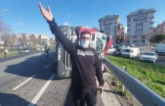 Viraja hızlı giren tır yan yatarak sürüklenip, bariyerlere çarptı