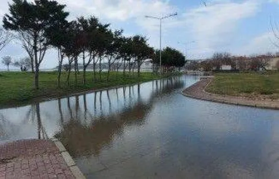 Dalgalar kıyıyı dövdü, park sular altında kaldı